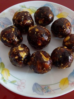 A picture of Dates and dry fruits ladoo.