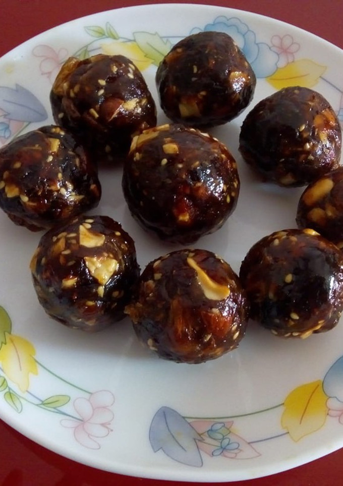A picture of Dates and dry fruits ladoo.