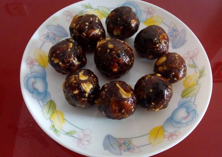 Steps to Make Quick Dates and dry fruits ladoo