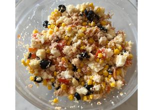 Foto di Cous cous con Galbanino, mais, mozzarella, olive nere, pomodori e tonno 🌽🫒🍅