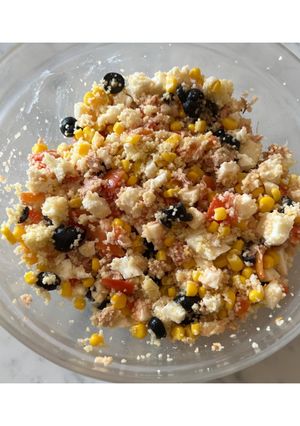 Foto di Cous cous con Galbanino, mais, mozzarella, olive nere, pomodori e tonno 🌽🫒🍅