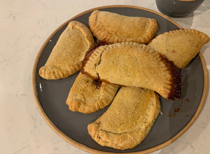 Una foto de Empanadas de mermelada, Nutella, mantequilla de maní y cajeta