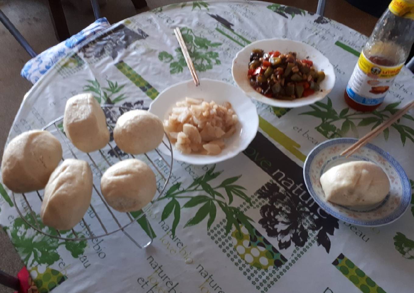 Pain chinois à la vapeur et légumes sautés à l'huile