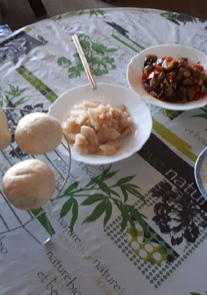 Une photo de Pain chinois à la vapeur et légumes sautés à l'huile