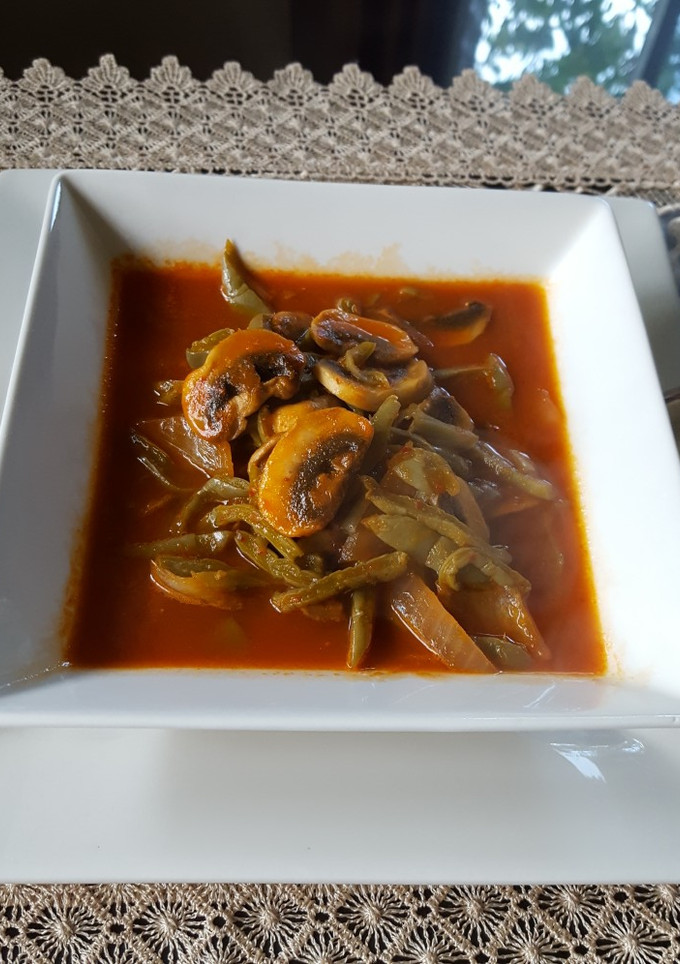 Una foto de Sopa de nopales y hongos con guajillo