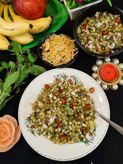 हरियाली साबुदाणा खिचडी (Hariyali Sabudana Khichdi Recipe In Marathi) रेसिपी चे मुख्य फोटो