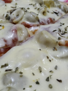 Una foto de Pizza con muzzarela y aceitunas 🍕😋