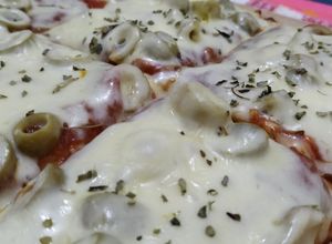 Una foto de Pizza con muzzarela y aceitunas 🍕😋