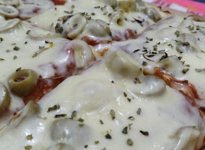 Una foto de Pizza con muzzarela y aceitunas 🍕😋