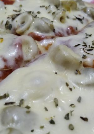 Una foto de Pizza con muzzarela y aceitunas 🍕😋