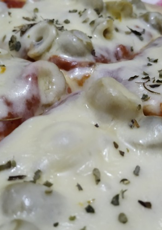 Una foto de Pizza con muzzarela y aceitunas 🍕😋
