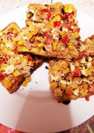 O poză a rețetei Pizza🍕 pe felii de pâine🍕.