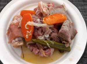 Una foto de Manitas y lengua de cerdo en escabeche