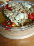 Pimiento de piquillo relleno de carne picada, gratinado con queso curado de oveja
