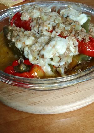 Una foto de Pimiento de piquillo relleno de carne picada, gratinado con queso curado de oveja