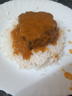 Una foto de Lomo de cerdo en salsa de papaya y naranja sobre cama de arroz