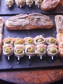 Una foto de Rebanadas con latas y pinchos con gambas