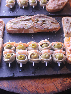 Una foto de Rebanadas con latas y pinchos con gambas