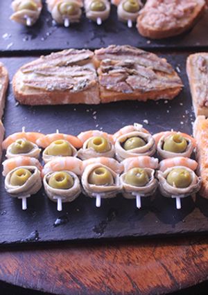 Foto principal de Rebanadas con latas y pinchos con gambas
