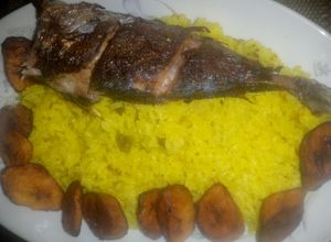 Une photo de Poisson et Bananes Plantain Grillées avec Riz au Curcuma