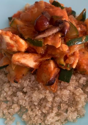 Una foto de Quinoa con salsa de tomate al curry