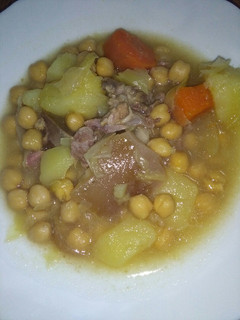 Una foto de Puchero de garbanzos con col