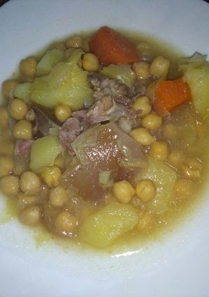Una foto de Puchero de garbanzos con col