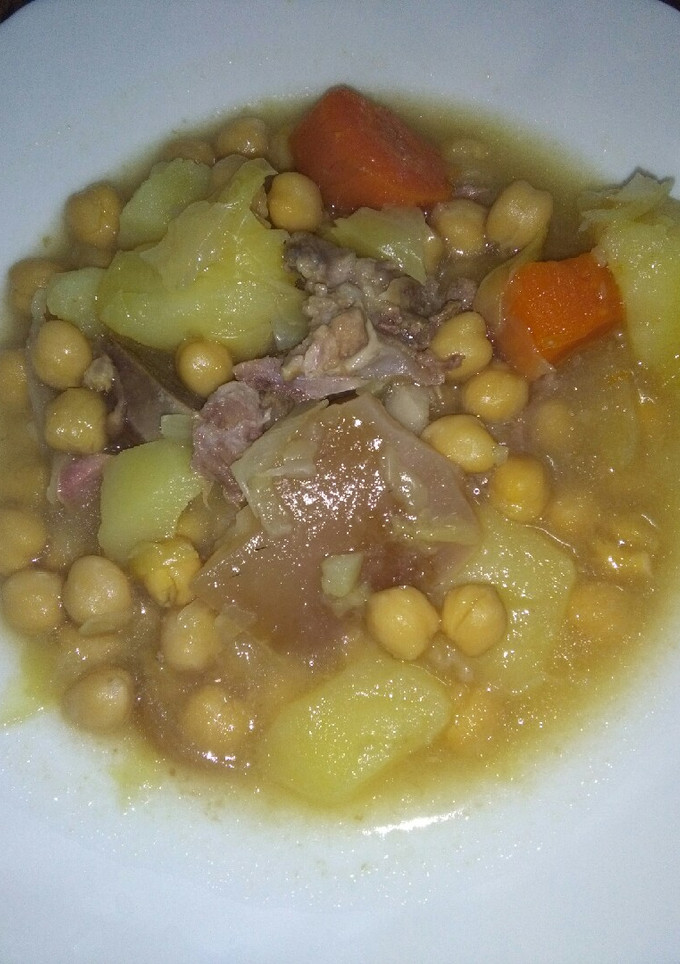 Una foto de Puchero de garbanzos con col
