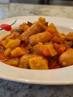 Una foto de Salchichas frescas guisadas con verduras