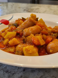 Una foto de Salchichas frescas guisadas con verduras