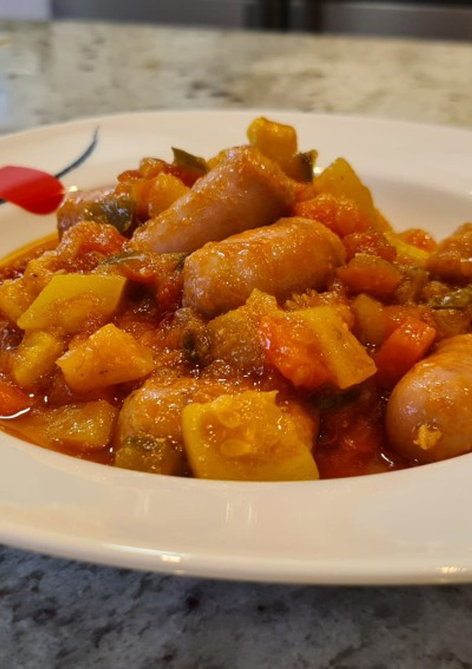 Una foto de Salchichas frescas guisadas con verduras