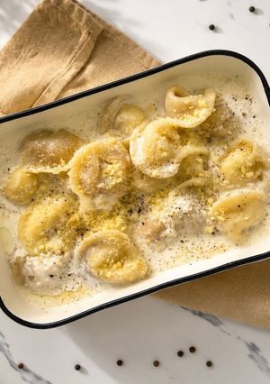 Una foto de Capelettis caseros con dos rellenos: ricota y calabaza
