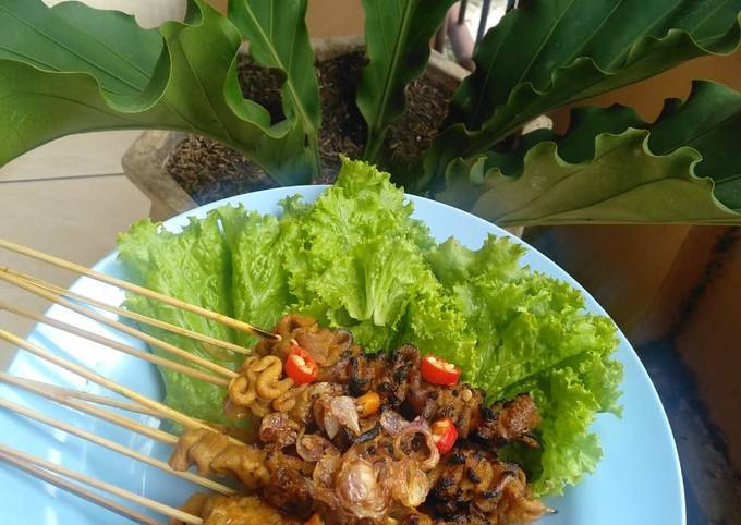 Sate usus dan tempe bumbu rujak