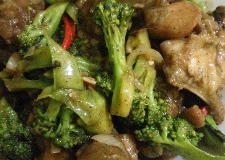 Langkah Mudah untuk Menyiapkan Ayam brokoli saus lada hitam yang Bisa Manjain Lidah