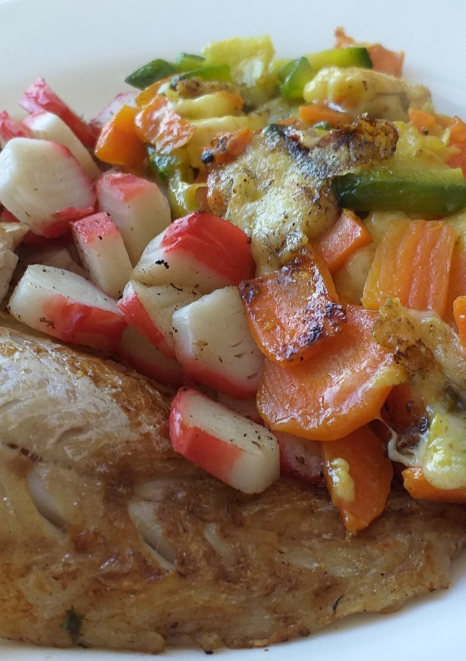 Una foto de Filet de merluza con verduras salteadas (Rápido, fácil y light)