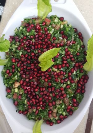 صورة لوصفة سلطه خضراء بالرمان والصوص