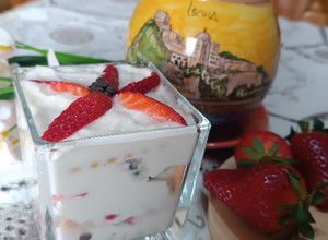 Foto di Tiramisù light ricotta, cioccolato e fragole a modo mio