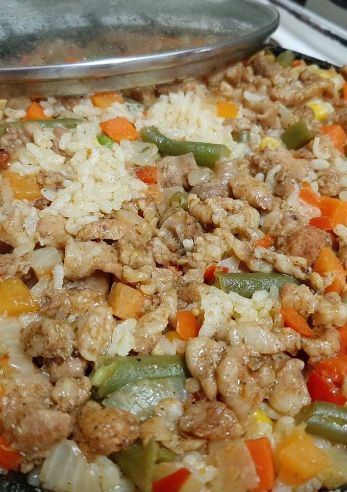 Рис с мясом и овощами на сковороде