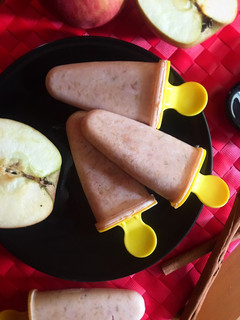 Una foto de Politos de manzana, canela y yogur