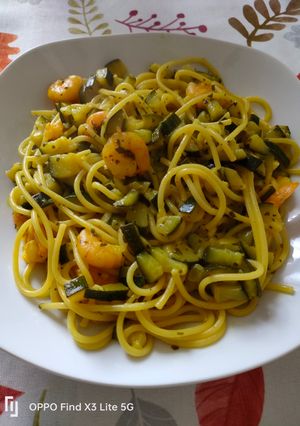 Foto di Spaghetti con gamberi, zucchine, zafferano e curcuma