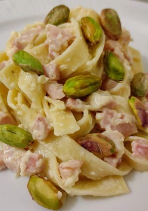 Una foto de Nidos salteados con crema de queso, chopped y pistachos