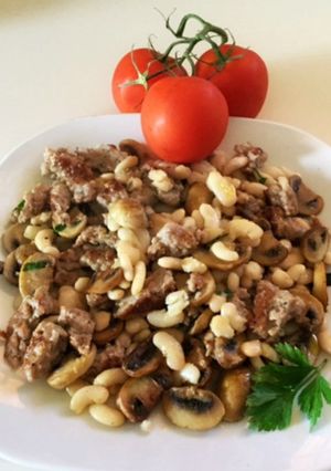 Una foto de Judias del ganxet con botifarra esparracadas y champiñones