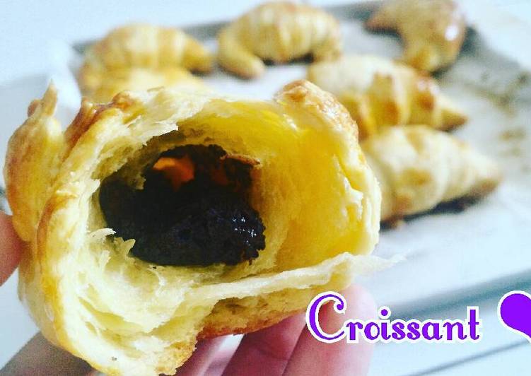 Croissant With Coklat Filling
