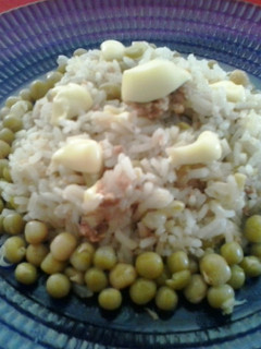 Una foto de Ensalada de arroz, merluza y arvejas!!!!