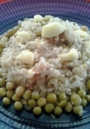 Una foto de Ensalada de arroz, merluza y arvejas!!!!