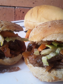Una foto de Sandúches🥪 de berenjena mechada bbq🌶🍆