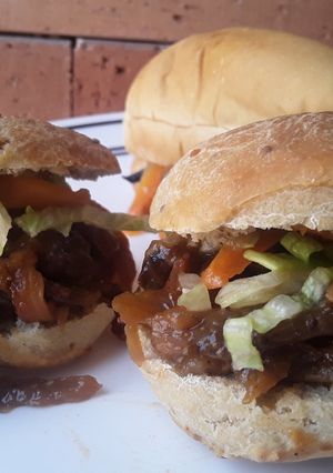 Una foto de Sandúches🥪 de berenjena mechada bbq🌶🍆