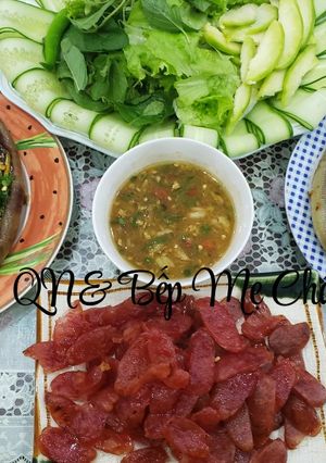 Hình của món Cá đuối nướng cuốn bánh tráng rau sống.