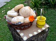 Una foto de pancito de chicharrones