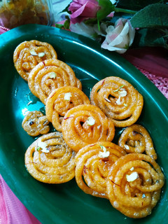 इंस्टेंट जलेबी (Instant jalebi recipe in hindi) रेसिपी मुख्य फोटो